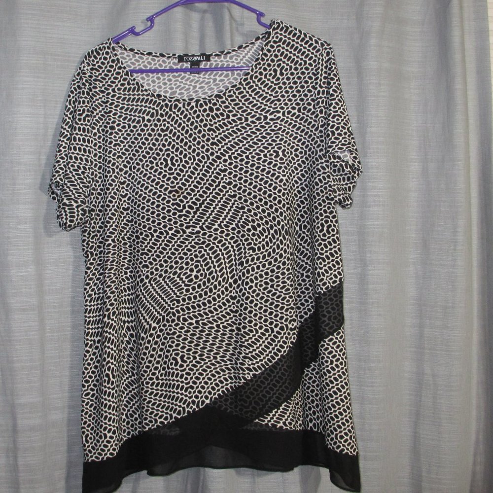 1XL Black and White geometric print top